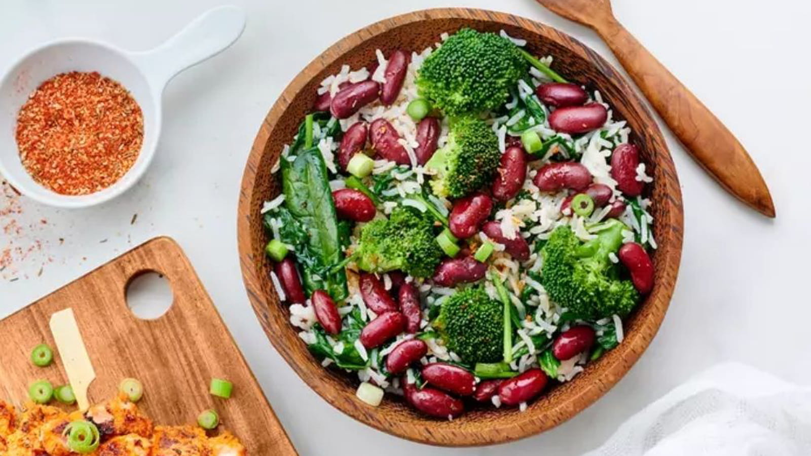 Riz sauté Haricots Rouges, Brocolis et pousse d’Épinard, brochettes de Saumon