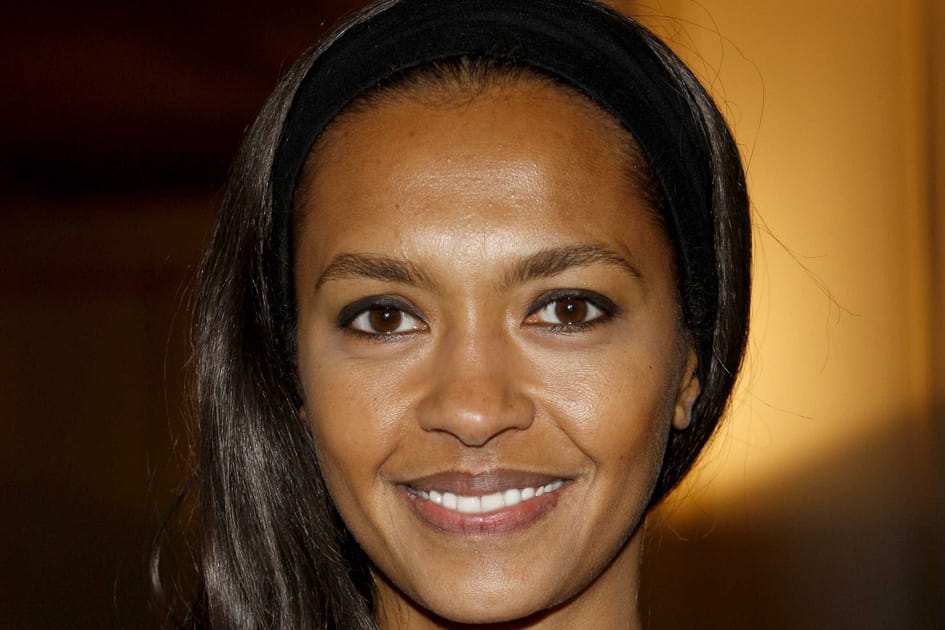 La coiffure avec bandeau de Karine Le Marchand