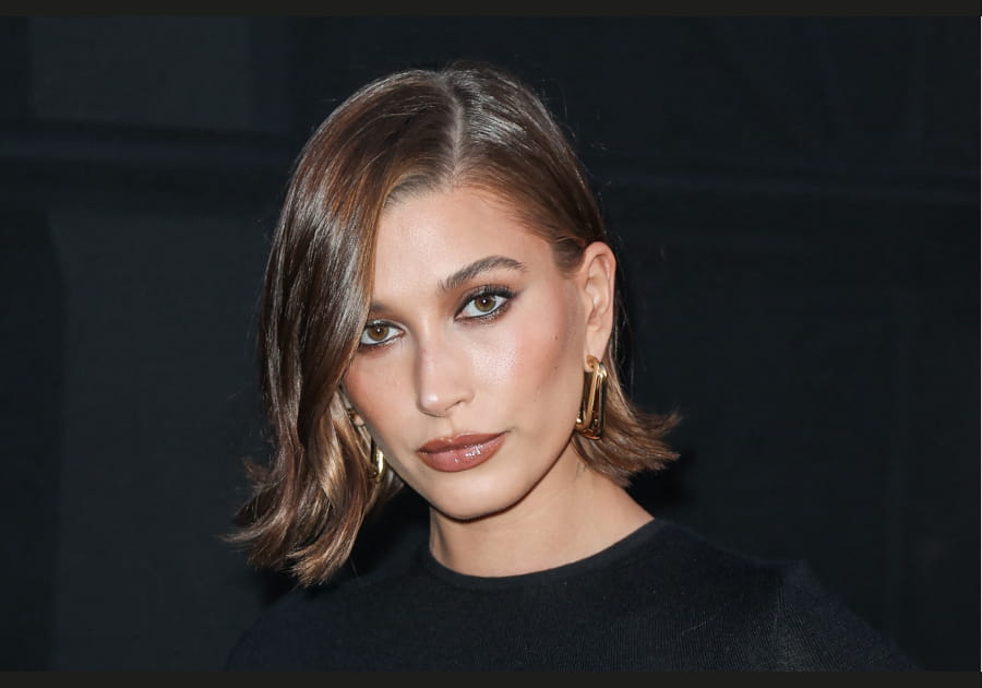Hailey Bieber, myst&eacute;rieuse avec son regard charbonneux