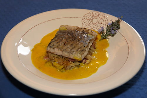Pavé d’esturgeon à la vapeur de romarin, embeurrée de chou, sauce au curcuma