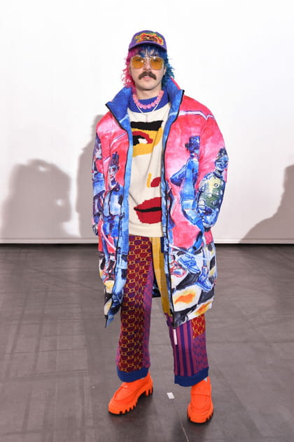 Julien Granel en total look coloré et imprimé avec un manteau mi-long et mocassins à semelles crantées au défilé Maitrepierre