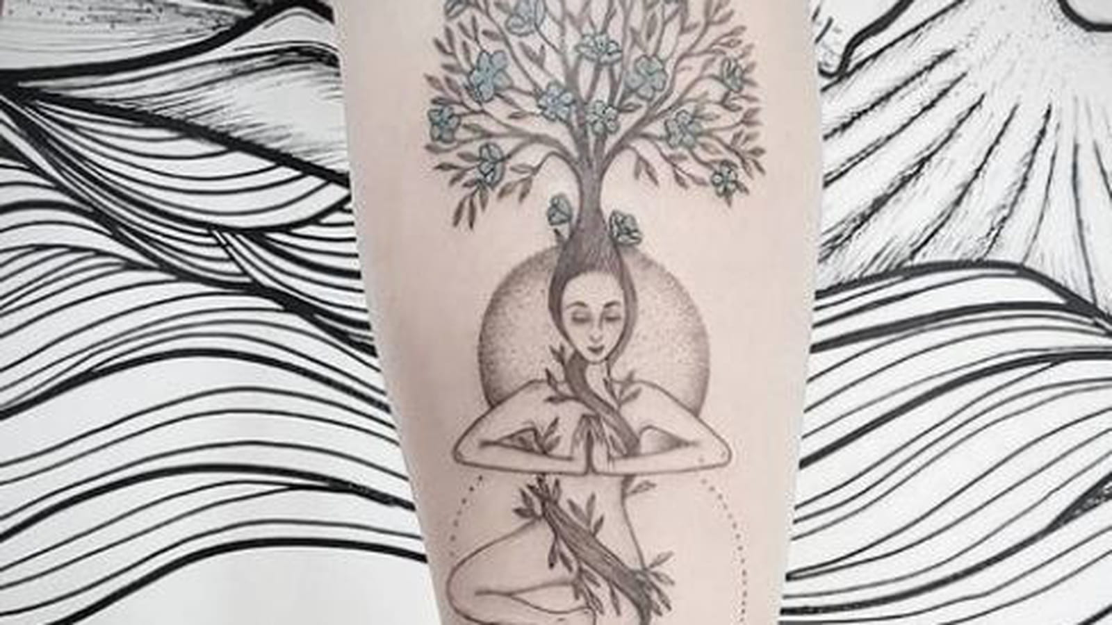 Arbre de vie divin sur le mollet