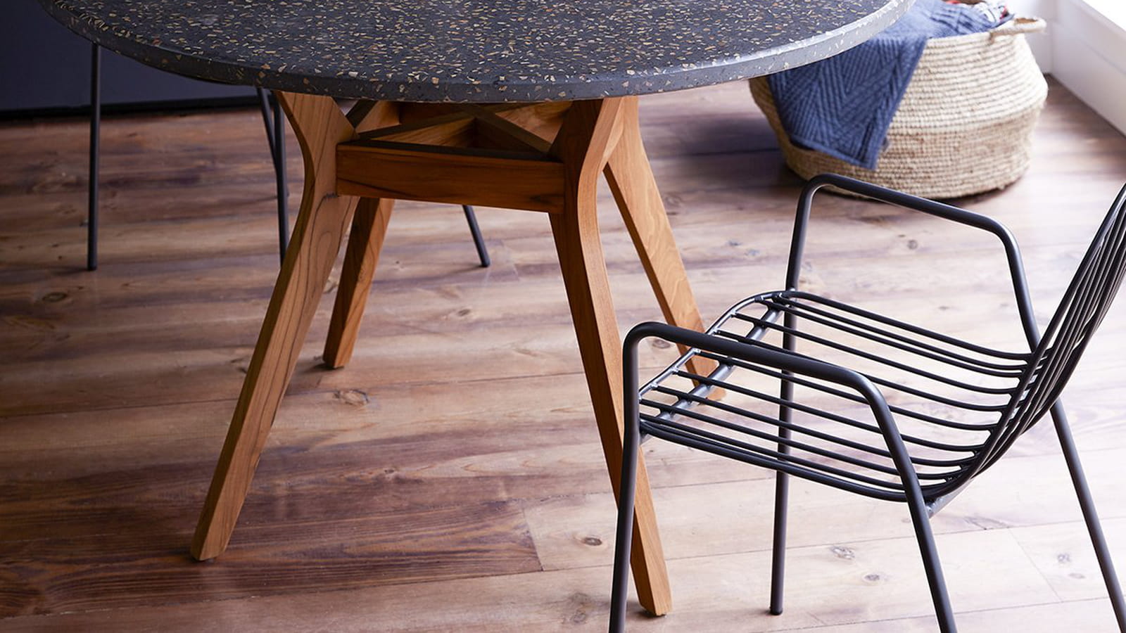 Une table ronde en terrazzo