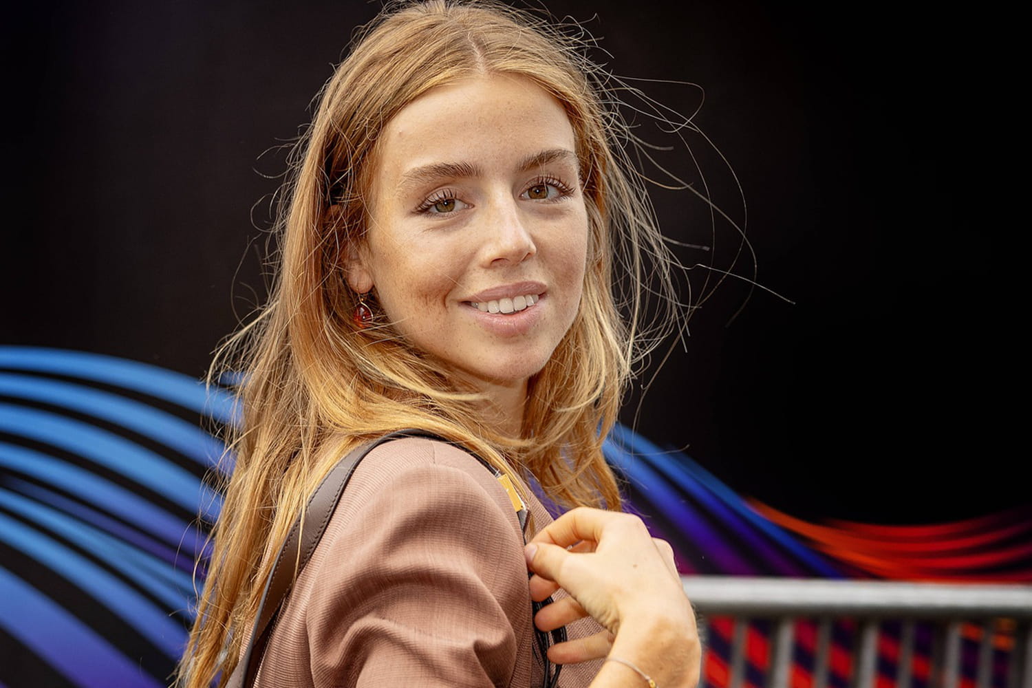 Alexia of the Netherlands chooses an unexpected French piece to challenge the back-to-school weather