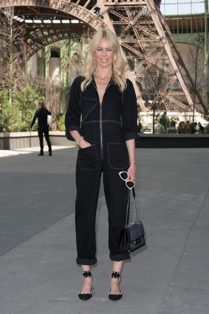 Claudia Schiffer en combinaison noire