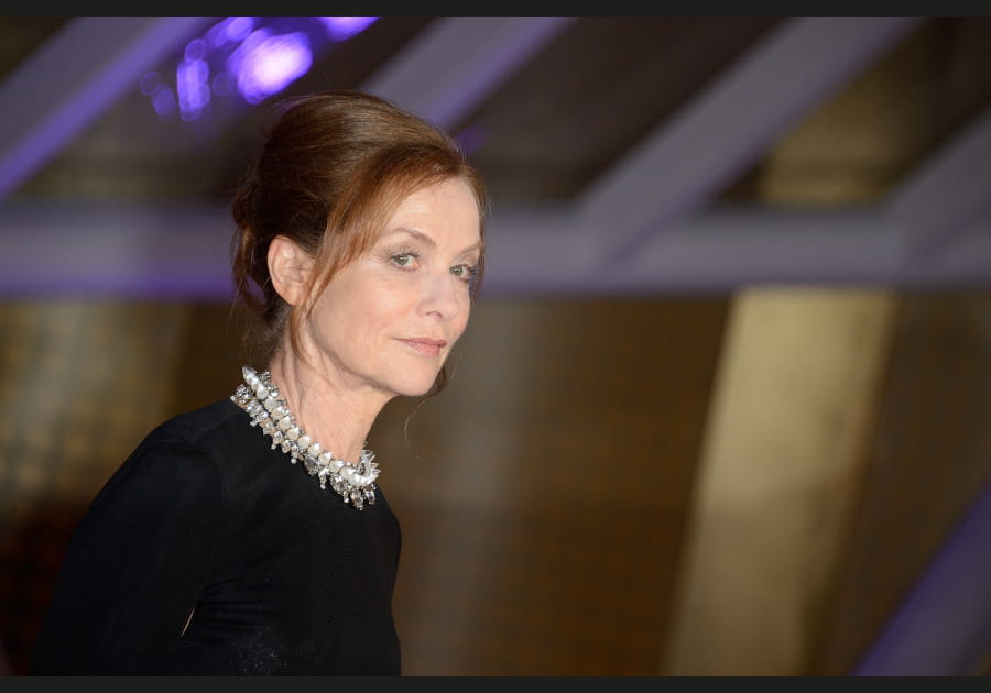 Isabelle Huppert, stricte avec son chignon bomb&eacute;
