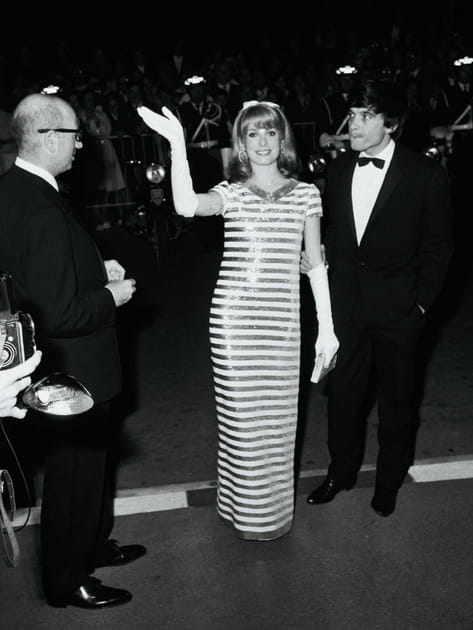 Catherine Deneuve en robe à rayures lamée