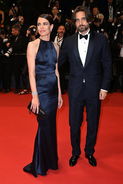 Charlotte Casiraghi et Dimitri Rassam en robe longue bleu nuit et smoking noir