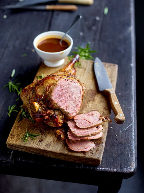 Gigot d’agneau à l’ail et au romarin, laqué au miel et à la moutarde