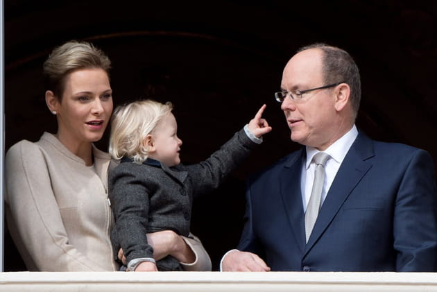 Un des jumeaux jouent avec son p&egrave;re, Albert II de Monaco