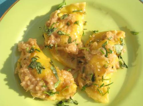 Raviolis chèvre-poulet et sauce miel-épices