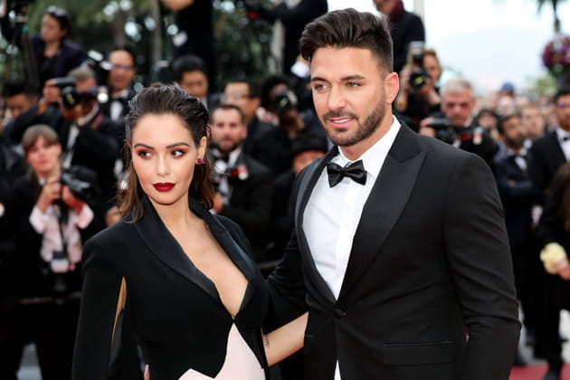Nabilla laisse appara&icirc;tre son baby bump sur le tapis rouge