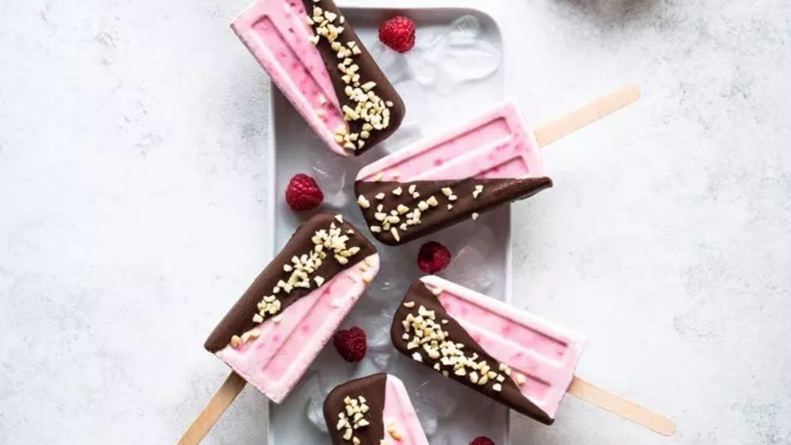 Bâtonnets glacés framboise noix de coco, enrobés de chocolat noir Cémoi