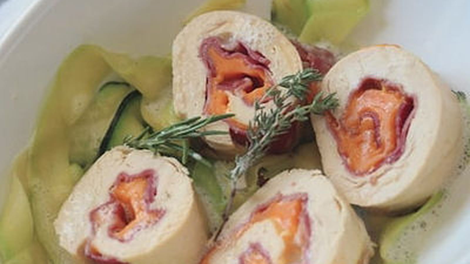 Roulés de poulet à la coppa et à la mimolette