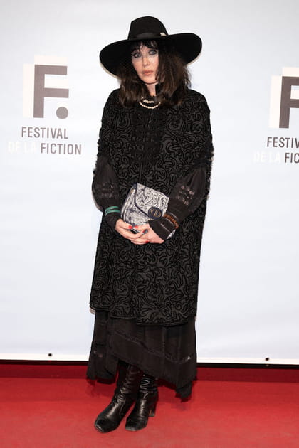 Isabelle Adjani en robe longue noire à manches bouffantes et chapeau
