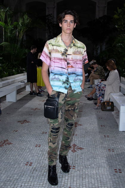 Paris Brosnan au chemise multicolore et pantalon imprim&eacute; militaire