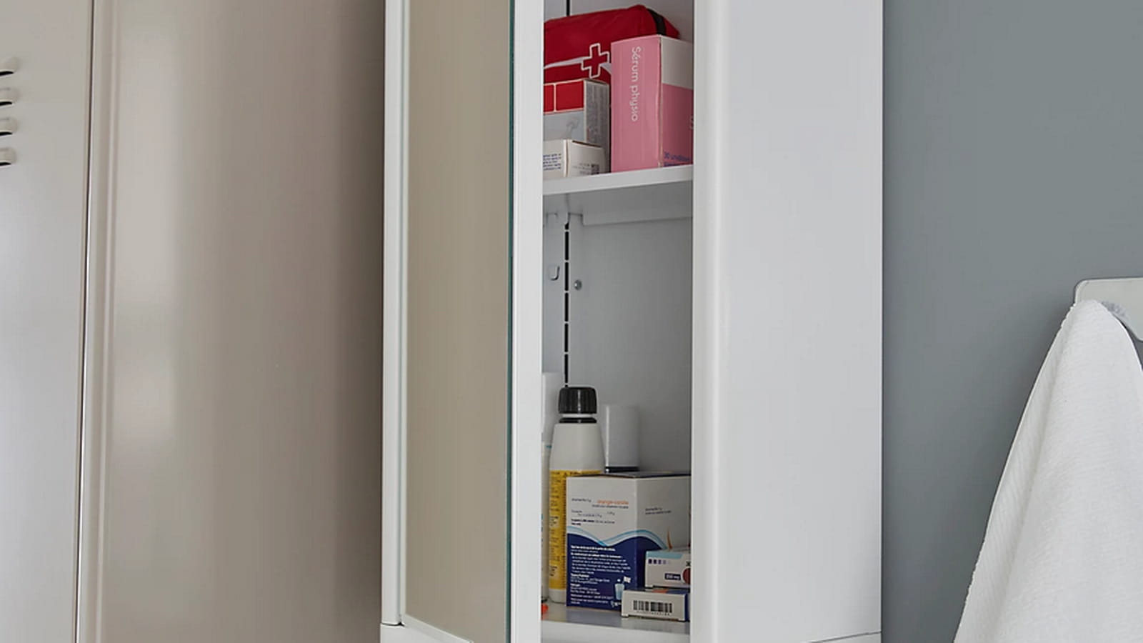 Une armoire à pharmacie avec miroir