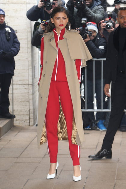 Zendaya en ensemble rouge à bandes