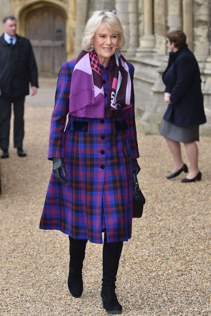 Camilla Parker-Bowles en manteau violet à carreaux et foulard imprimé