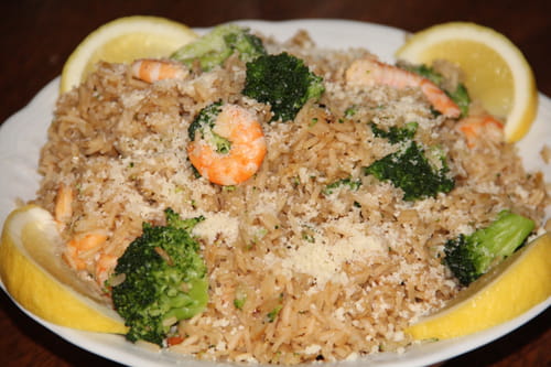 Riz sauté aux crevettes et brocolis