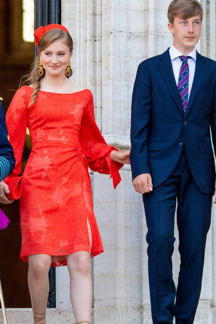 Élisabeth de Belgique en robe orange à broderies ton sur ton