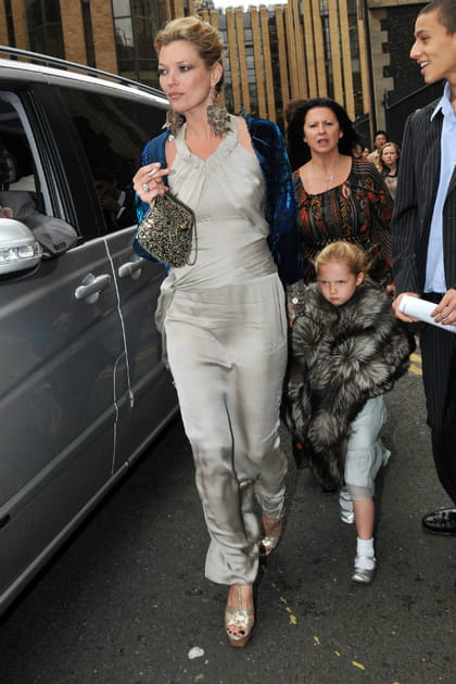 Kate Moss en total look argent&eacute;