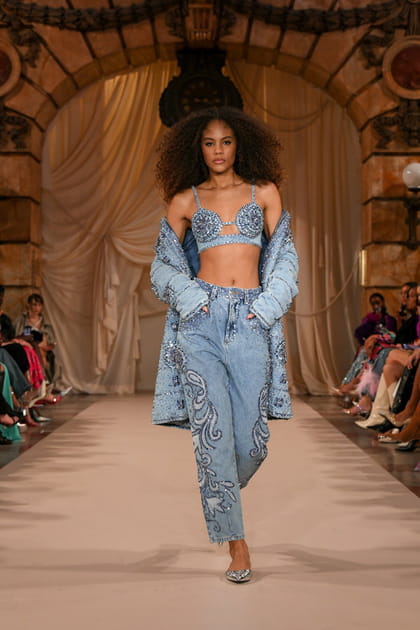 Veste, jean et soutien-gorge en jean strass&eacute; aper&ccedil;us sur le d&eacute;fil&eacute; PatBo