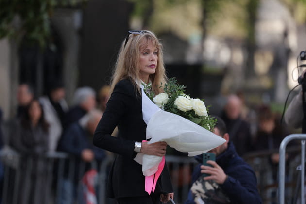 Arielle Dombasle, bouquet de fleurs &agrave; la main, aux obs&egrave;ques d'Isabelle Mergault