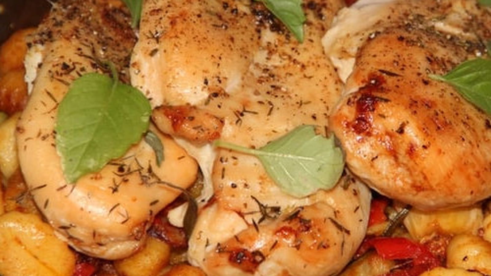 Poulet grillé aux herbes sur son lit de gnocchi aux légumes