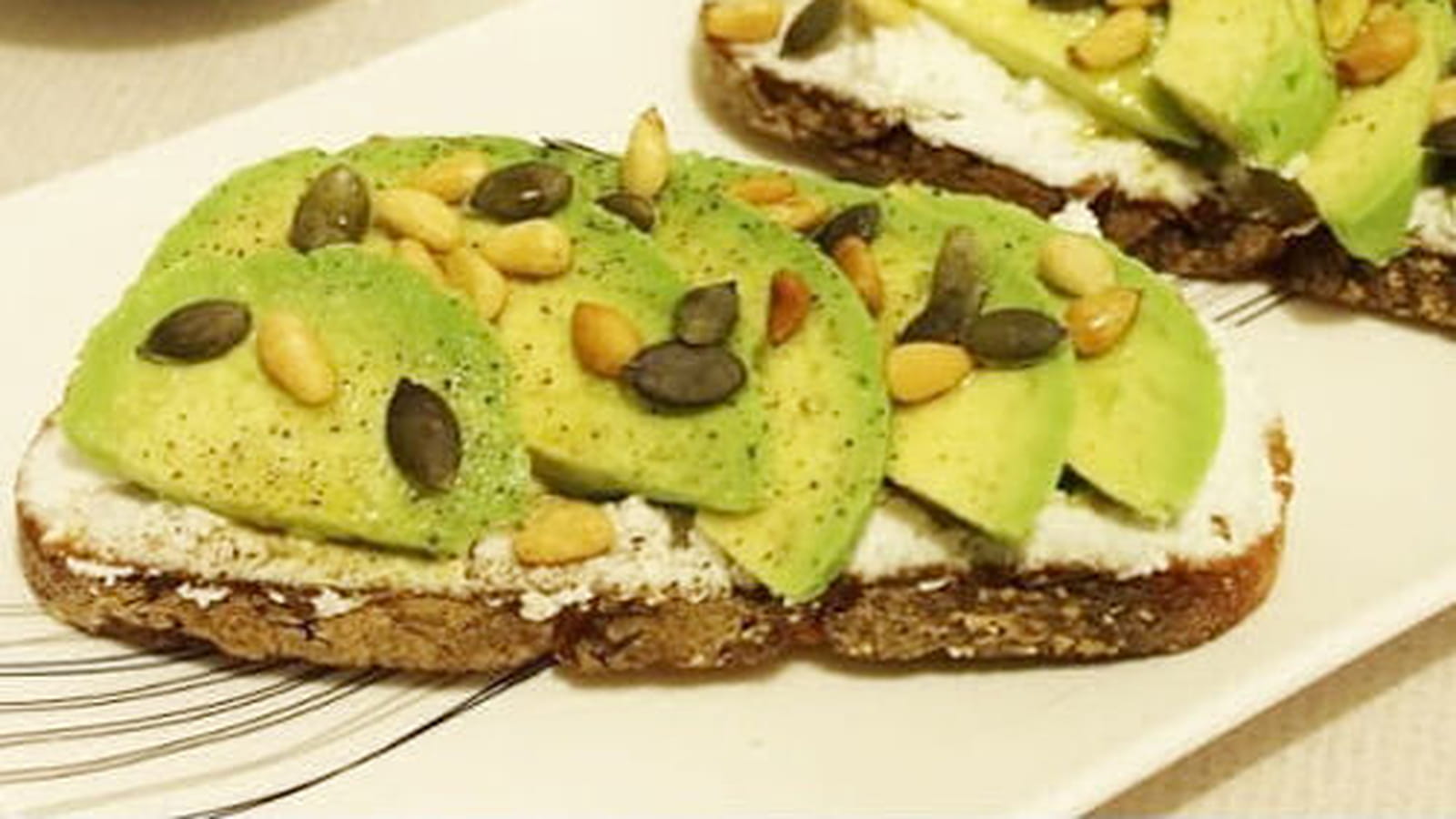 Avocado Toast : avocats, chèvre frais, et graines