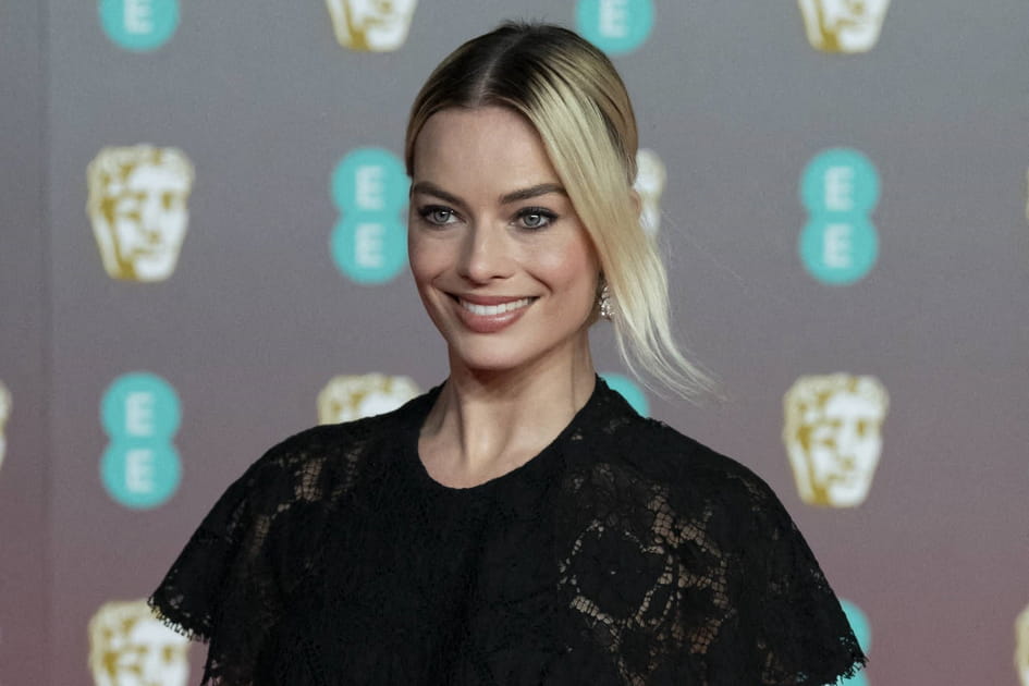 Raie au milieu et large m&egrave;che de Margot Robbie