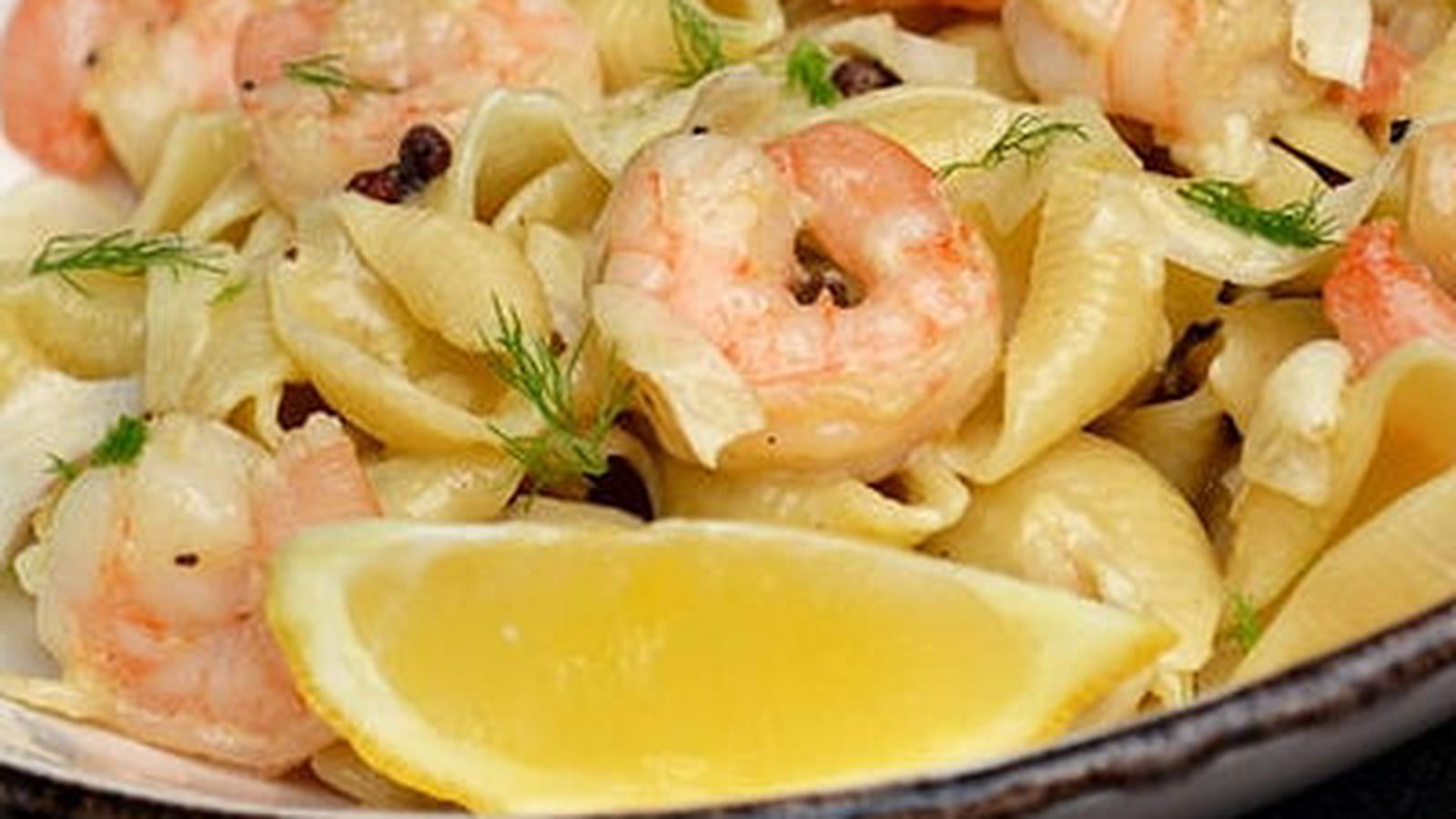 Pâtes conchiglie au citron et fenouil, crevettes, et baies de Szechuan rouge