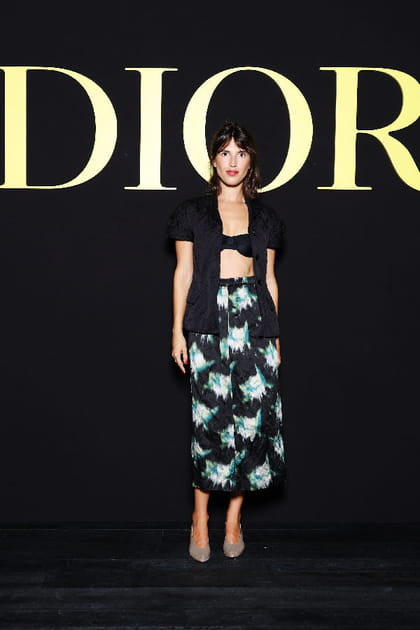 Jeanne Damas en bandeau et jupe noir et bleu au défilé Dior printemps-été 2024
