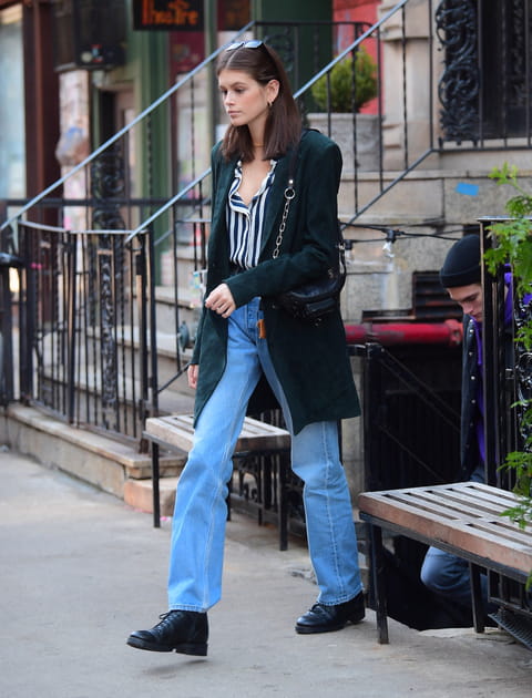 Kaia Gerber en jean flair et veste &eacute;meraude