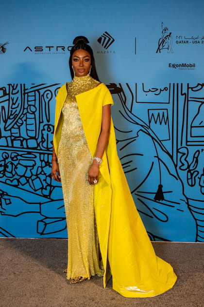 Naomi Campbell en cape jaune