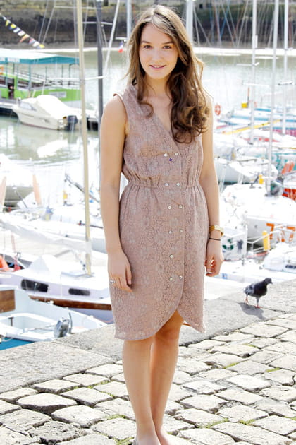 Ana&iuml;s Demoustier en robe boutonn&eacute;e