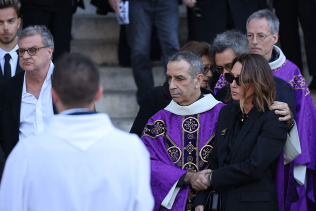 Laura Smet soutenue par l'&eacute;quipe paroissiale de Saint-Sulpice aux obs&egrave;ques de sa maman
