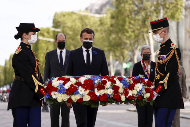 Emmanuel Macron et Jean Castex d&eacute;posent la couronne de fleurs devant la tombe du soldat inconnu, le 8&nbsp;mai