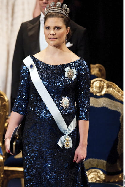 Victoria de Su&egrave;de en robe longue bleu marine &agrave; strass