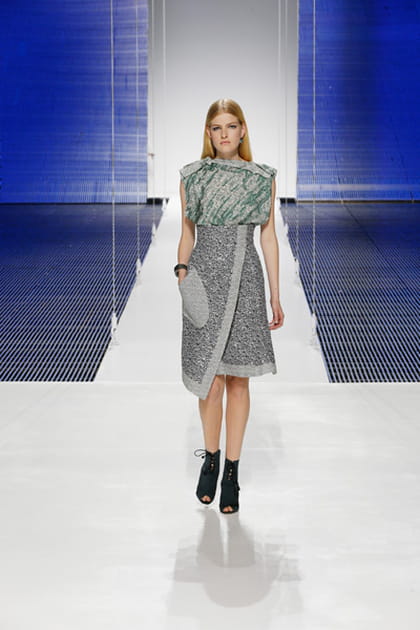 D&eacute;fil&eacute; Cruise 2015 : le haut en jacquard de soie vert et rose p&acirc;le sur jupe taille haute