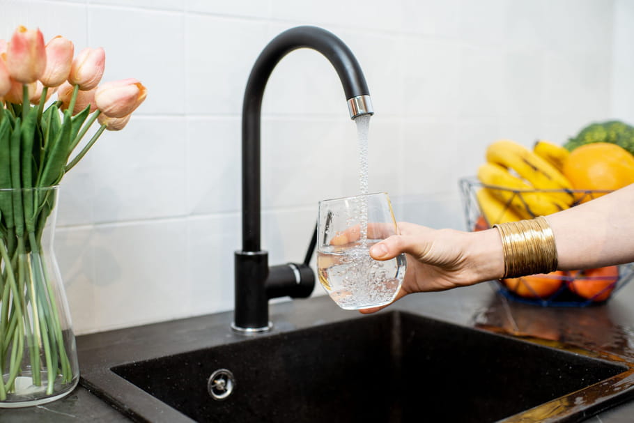 Pesticides dans l'eau du robinet : inquiétant ou pas ?