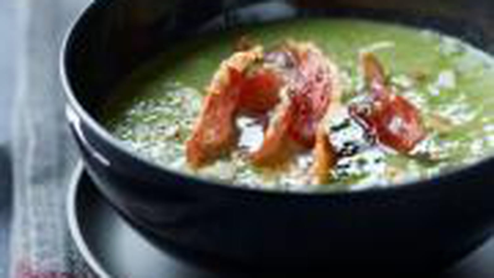 Velouté de petits pois aux amandes et ses chips de Jambon Serrano