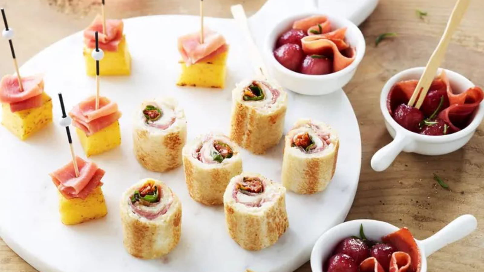 Cassolettes de jambon et poire, Rouleaux de pain de mie et jambon
