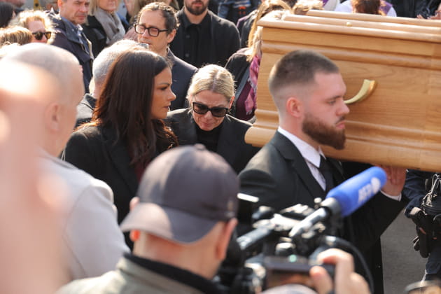 Audrey, la femme de Bruno Salomone, en larmes derri&egrave;re le cercueil de l'acteur