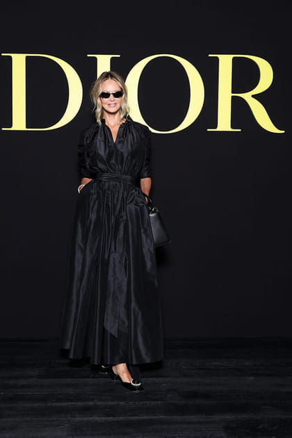 Elle Macpherson en robe noire au défilé Dior printemps-été 2024