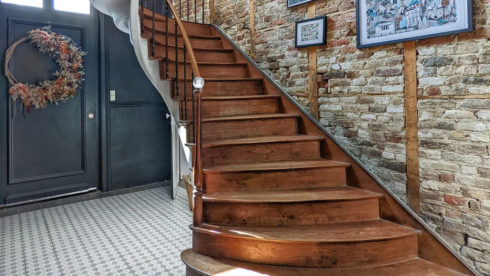 Entrée et escalier après 