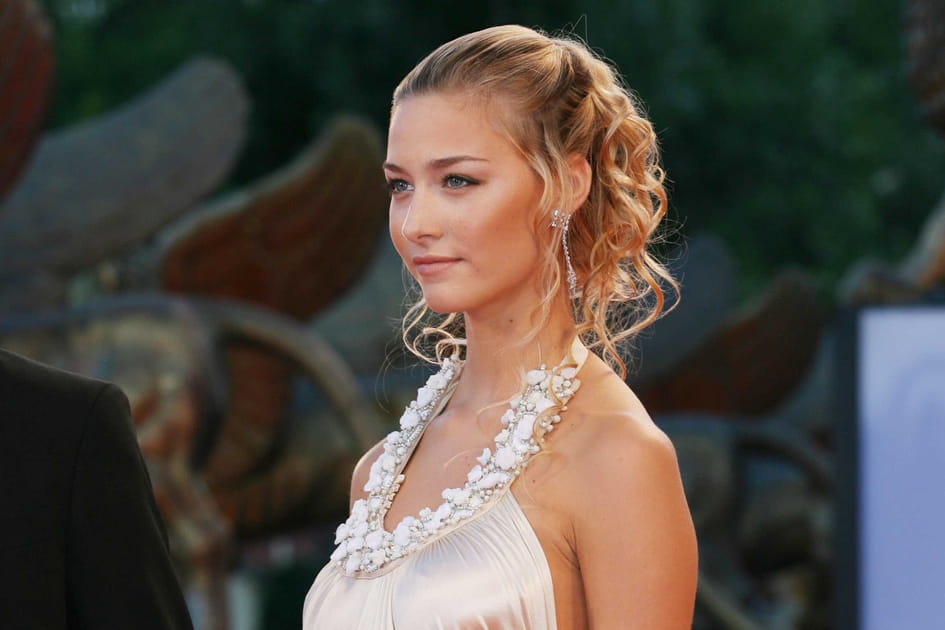 Beatrice Borromeo, candide avec ses cheveux boucl&eacute;s