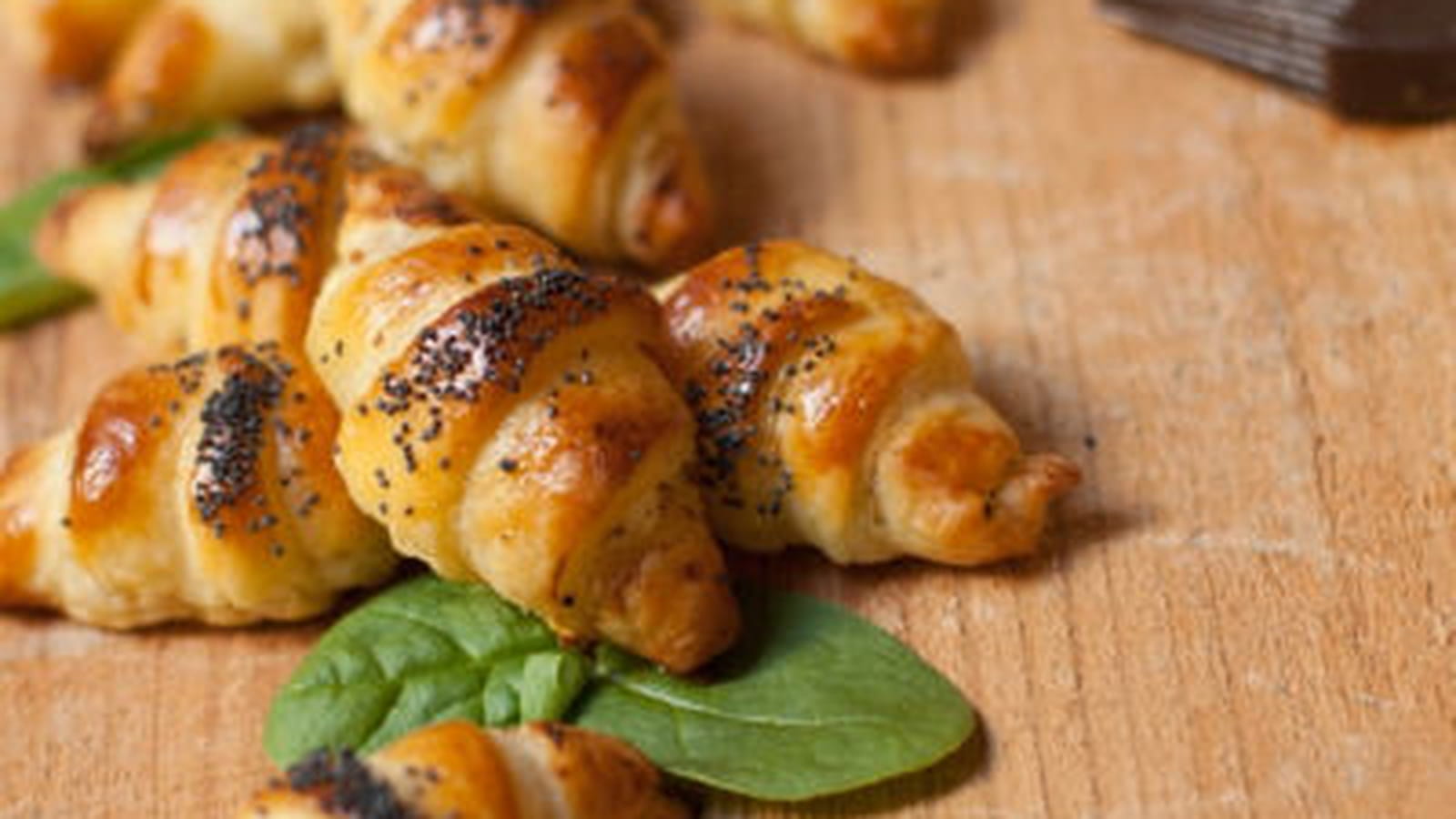 Croissants apéritifs au jambon, basilic et fromage frais