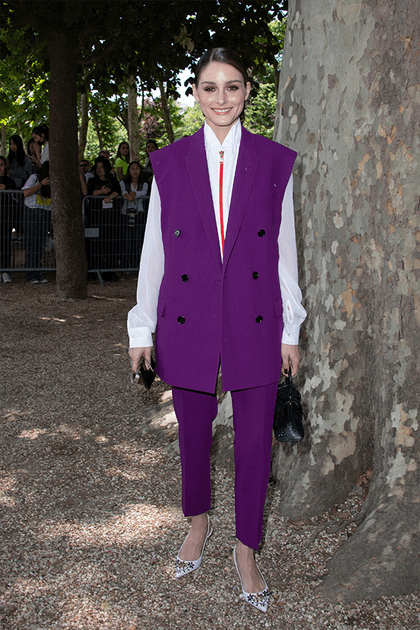 Olivia Palermo en costume violet et chemise blanche