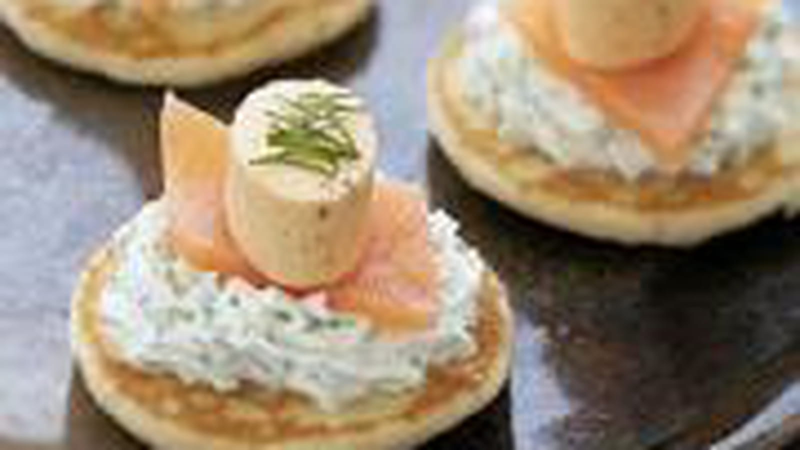 Blinis de saumon fumé, chantilly aux herbes et apérivrais Saumon